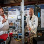 Arun Persaud (links) und Thomas Schenkel untersuchen am Berkeley Lab, wie stark Palladium und Titan Fusionsreaktionen bei niedriger Energie beeinflussen. © Thor Swift/Berkeley Lab