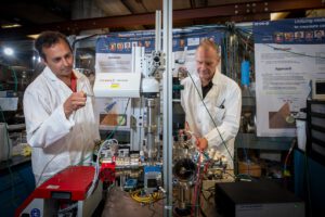 Arun Persaud (links) und Thomas Schenkel untersuchen am Berkeley Lab, wie stark Palladium und Titan Fusionsreaktionen bei niedriger Energie beeinflussen. © Thor Swift/Berkeley Lab