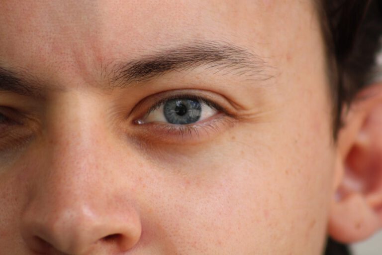 Mimik zeigt, was im Gehirn passiert: Eine neue KI erkennt bei Mäusen sogar die Tiefe einer Narkose fast wie ein EEG.