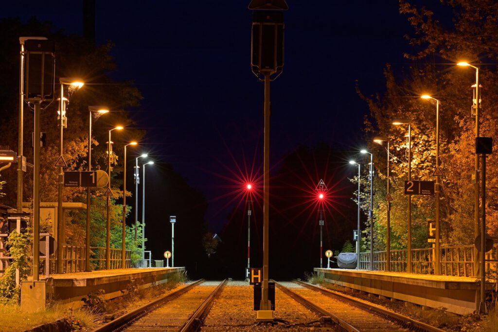An sechs ländlichen Bahnhöfen im Westhavelland untersuchten Forschende die Anziehungskraft verschiedener Leuchten auf fliegende Insekten. © Christian Bedeschinski
