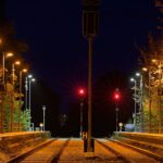 An sechs ländlichen Bahnhöfen im Westhavelland untersuchten Forschende die Anziehungskraft verschiedener Leuchten auf fliegende Insekten. © Christian Bedeschinski