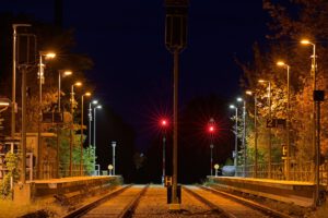 An sechs ländlichen Bahnhöfen im Westhavelland untersuchten Forschende die Anziehungskraft verschiedener Leuchten auf fliegende Insekten. © Christian Bedeschinski