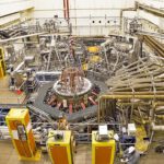 Der Blick von oben zeigt das National Spherical Torus Experiment Upgrade (NSTX-U), in dessen Innerem künftig Materialien und Verfahren für belastbare Fusionsreaktoren erprobt werden.