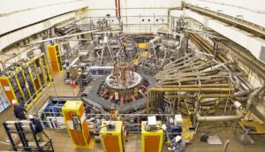 Der Blick von oben zeigt das National Spherical Torus Experiment Upgrade (NSTX-U), in dessen Innerem künftig Materialien und Verfahren für belastbare Fusionsreaktoren erprobt werden.
