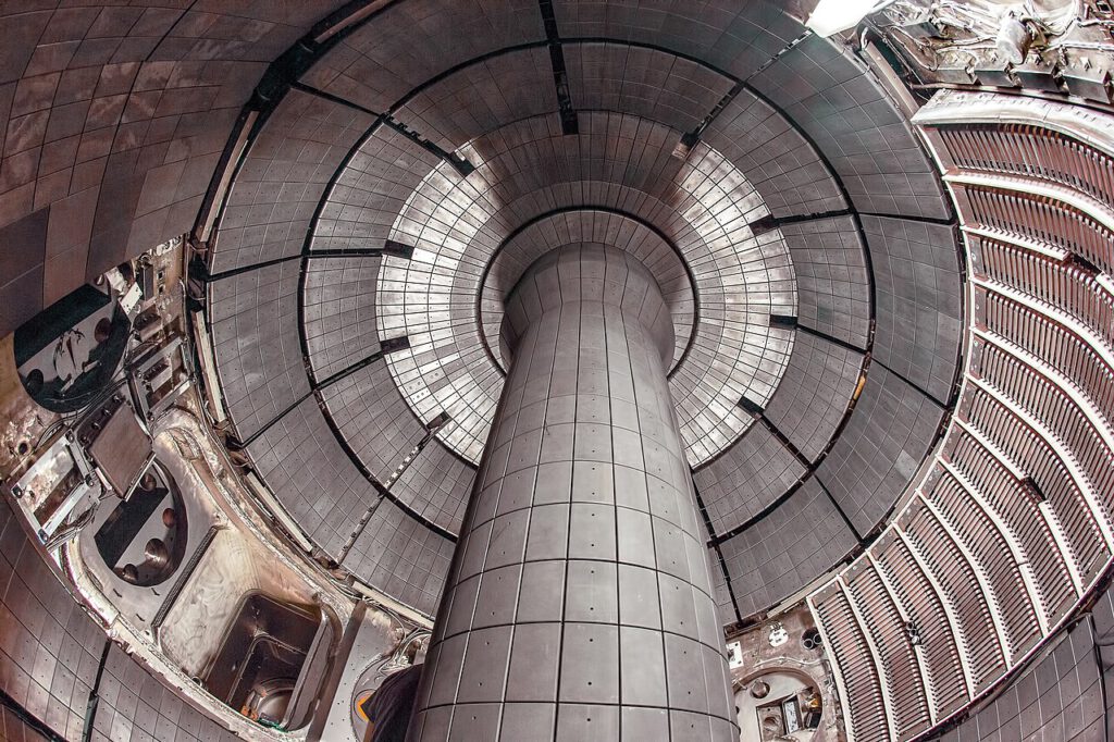Der Blick ins Innere des NSTX-U zeigt die kachelartige Wandverkleidung und die zentrale Säule des sphärischen Tokamaks – genau hier müssen Materialien extremer Hitze und Teilchenstrahlung standhalten. © U.S. Department of Energy from United States via Wikimedia