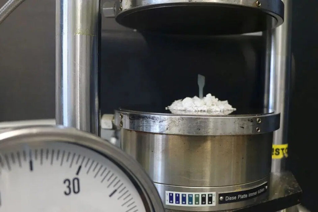 Forschende der Universität Bayreuth haben einen neuen biologisch abbaubaren Kunststoff entdeckt, der sich bei niedriger Temperatur und geringem Druck bereits formen lässt. © Rika Schneider UBT