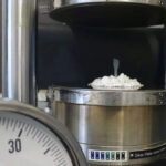 Forschende der Universität Bayreuth haben einen neuen biologisch abbaubaren Kunststoff entdeckt, der sich bei niedriger Temperatur und geringem Druck bereits formen lässt. © Rika Schneider UBT