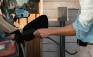 Solarstrom, Netzstrom und E-Auto: Neue Regeln sollen das Zusammenspiel erleichtern.