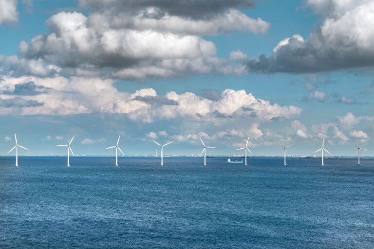 Offshore-Windparks in der Nordsee liefern klimafreundlichen Strom – laut einem Forschungsszenario könnten sie jedoch Luftströmungen verändern und dafür sorgen, dass an Teilen der deutschen Küste weniger Regen fällt. © Pexels