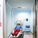 Der neue Alzheimer-Hirnscan am LMU Klinikum kommt ohne enge Röhre aus – und hilft zu klären, wer früh von einer Antikörper-Therapie profitieren kann.