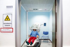 Der neue Alzheimer-Hirnscan am LMU Klinikum kommt ohne enge Röhre aus – und hilft zu klären, wer früh von einer Antikörper-Therapie profitieren kann.