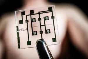 Forscher der LiU haben mithilfe von organischer Elektronik auf Basis leitfähiger Kunststoffe die Ionensignale von Herzmuskelzellen künstlich nachgeahmt. © Thor Balkhed / Universität Linköping