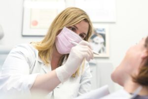 Ein neuer Bürstentest soll verdächtige Stellen im Mund schneller abklären – ohne klassische Gewebeprobe und mit einem Ergebnis in unter einer Stunde.
