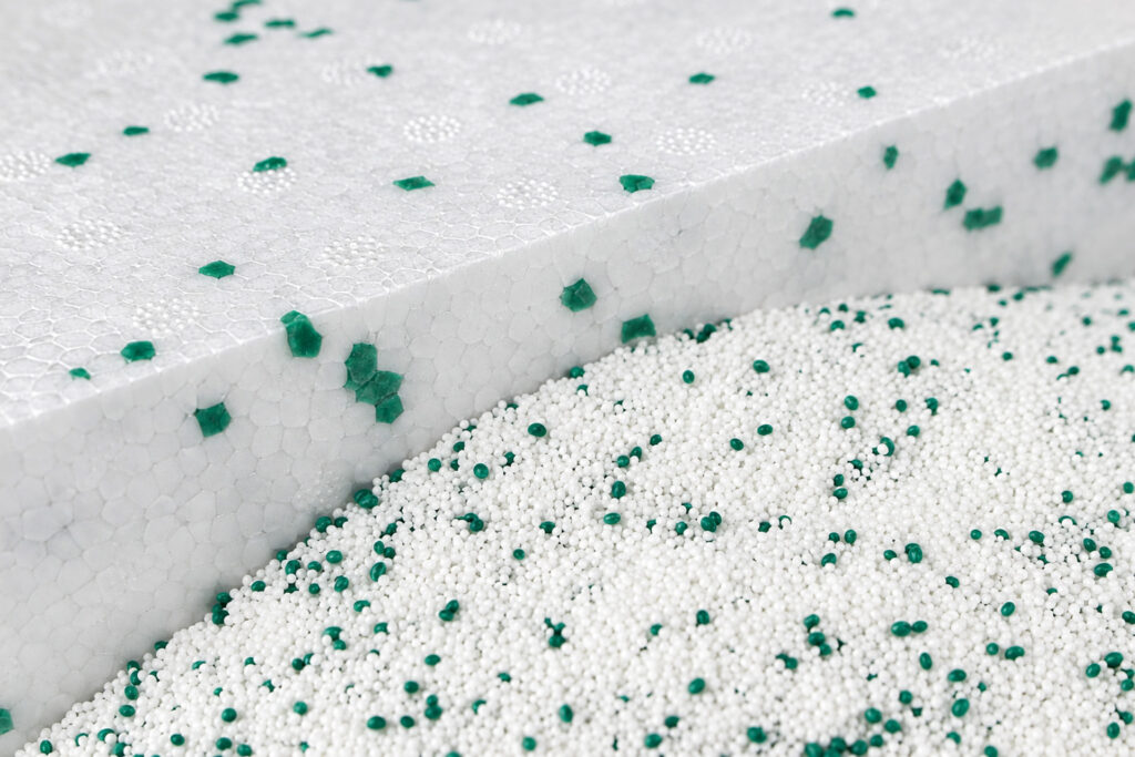 Styropor steckt in Dämmungen und Verpackungen. Der neue Pflanzen-Schaum EPLA soll ähnliche Aufgaben übernehmen – mit deutlich kleinerem CO₂-Fußabdruck. © Nexofoam GmbH