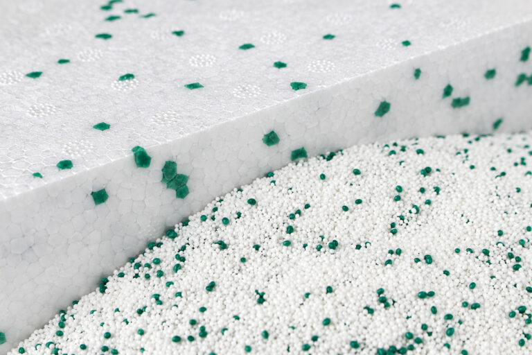 Styropor steckt in Dämmungen und Verpackungen. Der neue Pflanzen-Schaum EPLA soll ähnliche Aufgaben übernehmen – mit deutlich kleinerem CO₂-Fußabdruck. © Nexofoam GmbH