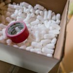 Styropor steckt in Dämmungen und Verpackungen. Der neue Pflanzen-Schaum EPLA soll ähnliche Aufgaben übernehmen – mit deutlich kleinerem CO₂-Fußabdruck.