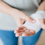 Eine bandagierte Hand