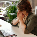 Nicht der Weg zur Krankmeldung erklärt Fehlzeiten am besten. Die Studie sieht den größeren Einfluss bei den Arbeitsbedingungen im Betrieb. © Pexels