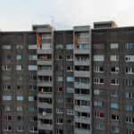 Nicht nur der Lebensstil zählt: Eine US-Studie bringt Wohnstress und fehlende Chancen mit biologischer Alterung in Verbindung.