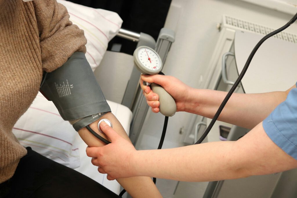 Niedriger Blutdruck macht sich oft erst bemerkbar, wenn dem Gehirn kurzzeitig Blut, Sauerstoff und Nährstoffe fehlen – eine große Analyse bringt diesen Kreislauf nun mit Alzheimer-Diagnosen in Verbindung.