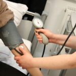 Niedriger Blutdruck macht sich oft erst bemerkbar, wenn dem Gehirn kurzzeitig Blut, Sauerstoff und Nährstoffe fehlen – eine große Analyse bringt diesen Kreislauf nun mit Alzheimer-Diagnosen in Verbindung.