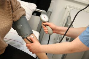 Niedriger Blutdruck macht sich oft erst bemerkbar, wenn dem Gehirn kurzzeitig Blut, Sauerstoff und Nährstoffe fehlen – eine große Analyse bringt diesen Kreislauf nun mit Alzheimer-Diagnosen in Verbindung.