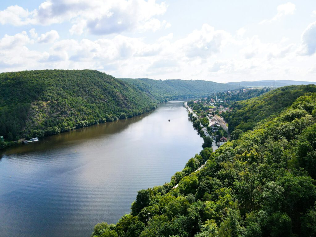 Deutschlands Flüsse führen häufiger Niedrigwasser. Forscher warnen vor tieferen Fahrrinnen und fordern mehr Wasserrückhalt in der Landschaft.