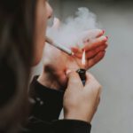 Besonders bei Mädchen fällt der Zusammenhang zwischen Nikotinkonsum und psychischen Beschwerden auf: Fast 80 Prozent der Konsumentinnen berichteten über klinisch relevante Angstsymptome. © Unsplash
