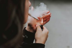 Besonders bei Mädchen fällt der Zusammenhang zwischen Nikotinkonsum und psychischen Beschwerden auf: Fast 80 Prozent der Konsumentinnen berichteten über klinisch relevante Angstsymptome. © Unsplash
