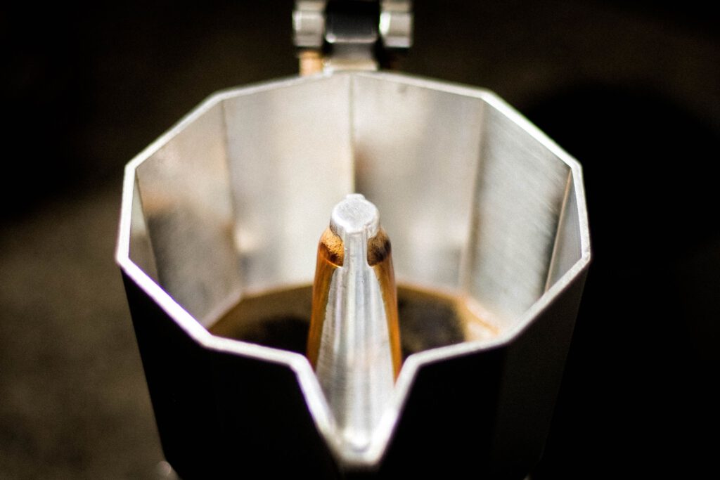 Noch bevor der erste Schluck getrunken ist, erreicht der Kaffeeduft das Gehirn. In einer kleinen Studie veränderten sich nach fünf Minuten mehrere Stimmungswerte und ein EEG-Muster.
