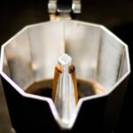 Noch bevor der erste Schluck getrunken ist, erreicht der Kaffeeduft das Gehirn. In einer kleinen Studie veränderten sich nach fünf Minuten mehrere Stimmungswerte und ein EEG-Muster.