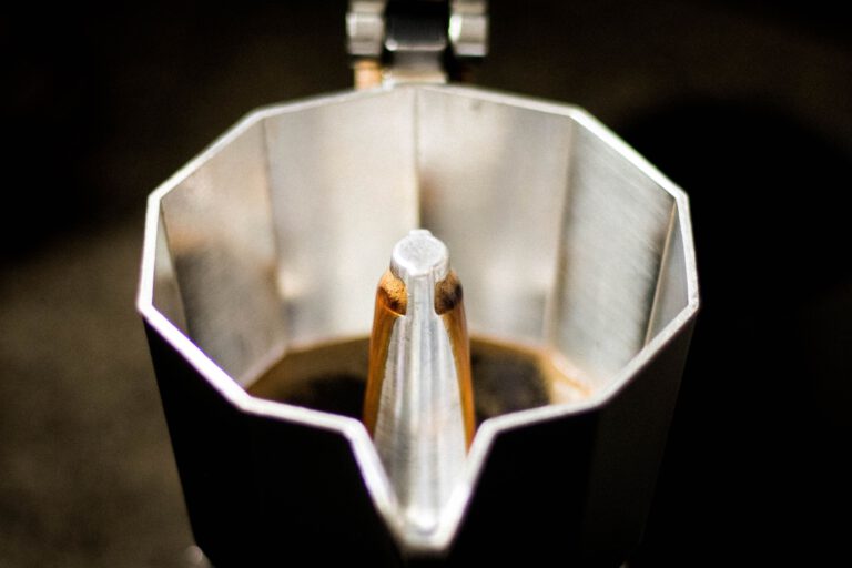 Noch bevor der erste Schluck getrunken ist, erreicht der Kaffeeduft das Gehirn. In einer kleinen Studie veränderten sich nach fünf Minuten mehrere Stimmungswerte und ein EEG-Muster.