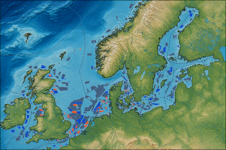 Die Karte zeigt den Planungsstand der Offshore-Windparks im Modellgebiet der Studie. Die farbigen Flächen markieren bestehende und vorgesehene Windparkgebiete für den Stand 2023, den geplanten Ausbau bis 2030 sowie ein langfristiges technisches Ausbauszenario für die Zeit um 2050. Berücksichtigt werden große Teile der Nord- und Ostsee sowie angrenzende Gewässer vor Großbritannien. © Grafik: Hereon/Naveed Akhtar