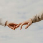 Eine neue Studie zeigt, was unseren Tastsinn so empfindlich macht – ein Protein ist fest in der Zelle verankert.