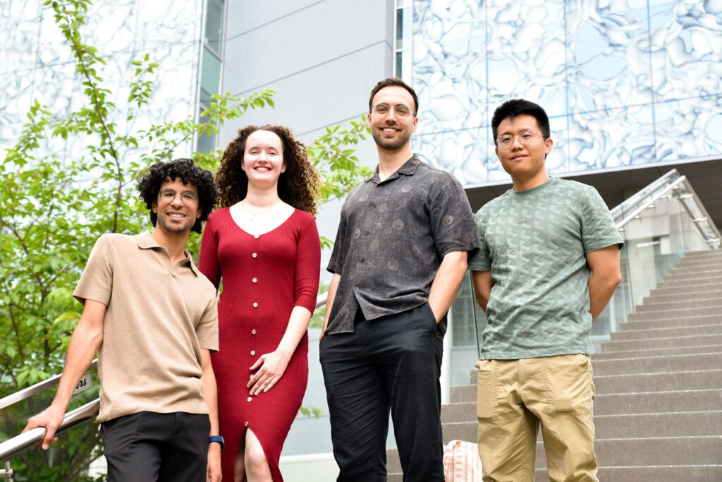 Hinter der Studie stehen André Rendeiro, Iva Buljan, Ernesto Abila und Yimin Zheng (v. l. n. r.). Ihr Team untersuchte, wie sich das biologische Alter einzelner Organe im Gewebe und im Blut ablesen lässt. © Wolfgang Däuble / CeMM