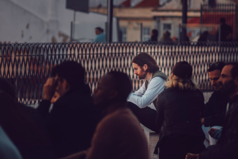 Otrovertierte Menschen können Nähe genießen, ohne sich einer festen Gruppe zugehörig zu fühlen. © Pexels