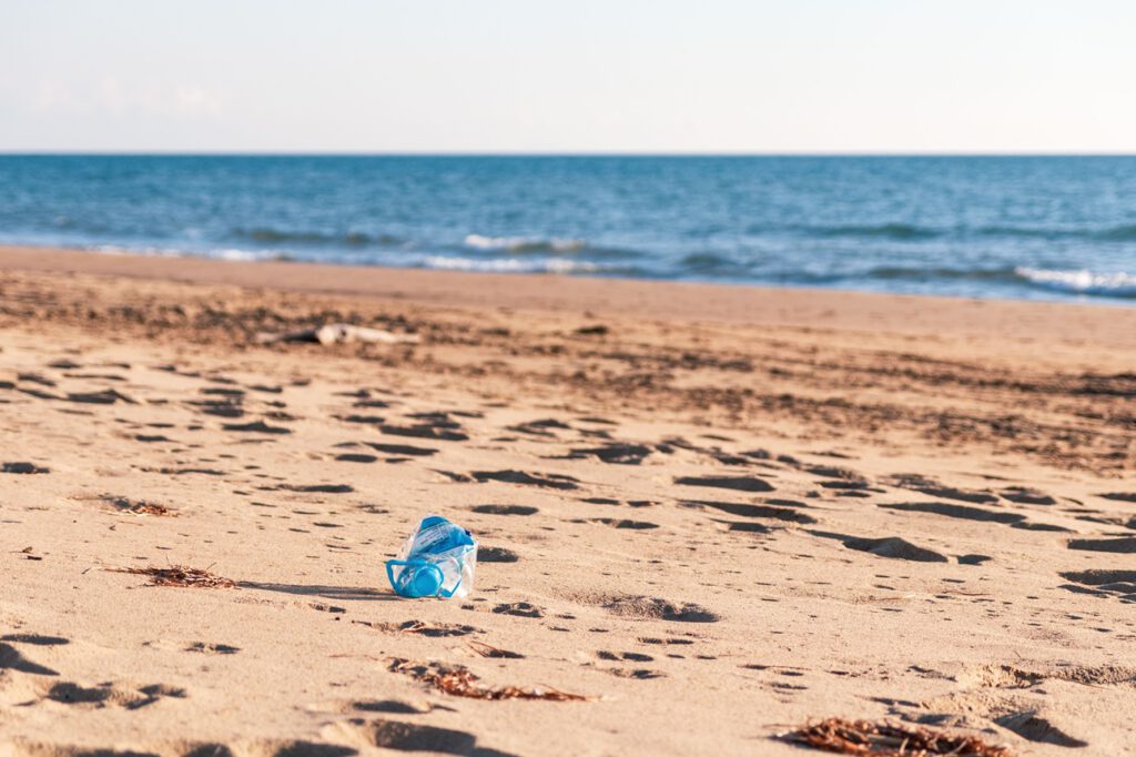 Plastik bleibt oft über Jahrzehnte in der Umwelt. Enzyme wie LCPH1 könnten künftig helfen, zumindest bestimmte Kunststoffe biologisch schneller abzubauen.