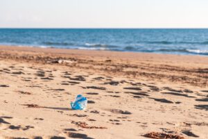 Plastik bleibt oft über Jahrzehnte in der Umwelt. Enzyme wie LCPH1 könnten künftig helfen, zumindest bestimmte Kunststoffe biologisch schneller abzubauen.