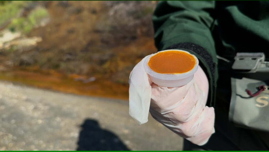 Ein Filter aus einer betroffenen Sickerstelle färbt sich leuchtend orange – sichtbar werden dabei die eisenreichen Ablagerungen aus dem Wasser. © Taylor Evinger/UC Davis.
