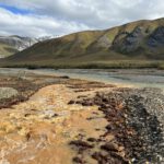 Ein rostorange verfärbter Sickerbereich in Alaska zeigt, wie stark auftauender Permafrost die Wasserchemie verändern kann. © Taylor Evinger/UC Davis.
