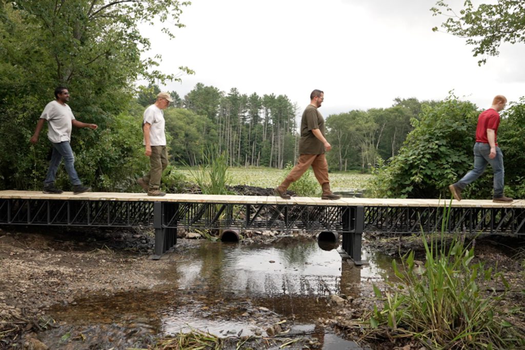 Die rund zwölf Meter lange Brücke in Massachusetts wurde mit recycelten Verbundträgern gebaut, die Atlas aus Kunststoffabfällen herstellt. © MIT / Atlas