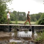 Die rund zwölf Meter lange Brücke in Massachusetts wurde mit recycelten Verbundträgern gebaut, die Atlas aus Kunststoffabfällen herstellt. © MIT / Atlas
