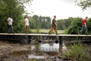Die rund zwölf Meter lange Brücke in Massachusetts wurde mit recycelten Verbundträgern gebaut, die Atlas aus Kunststoffabfällen herstellt. © MIT / Atlas