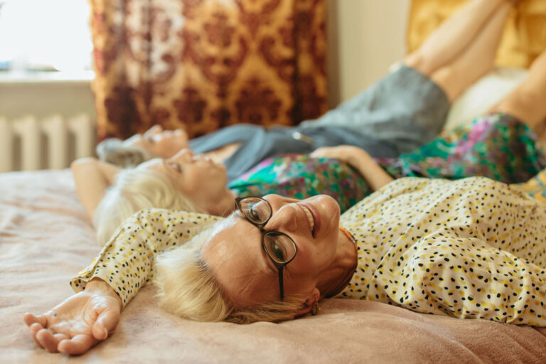 Ältere Frauen liegen auf dem Bett