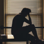 Psychische Erkrankungen kosten Männer im Schnitt zwölf Lebensjahre – vor allem körperliche Begleiterkrankungen tragen zu der hohen zusätzlichen Sterblichkeit bei. © Unsplash