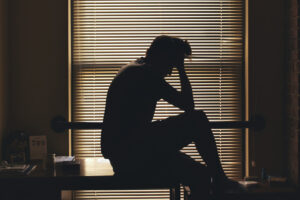 Psychische Erkrankungen kosten Männer im Schnitt zwölf Lebensjahre – vor allem körperliche Begleiterkrankungen tragen zu der hohen zusätzlichen Sterblichkeit bei. © Unsplash