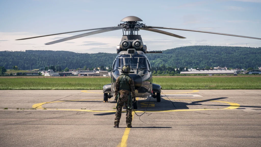 Radioaktivität aus der Luft erkennen: Ein Hubschrauber dient als fliegendes Labor und kann Strahlungsquellen mit neuer Technik auf weniger als zwei Meter präzise orten. © Paul Scherrer Institut PSI/Markus Fischer