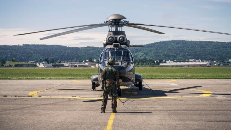 Radioaktivität aus der Luft erkennen: Ein Hubschrauber dient als fliegendes Labor und kann Strahlungsquellen mit neuer Technik auf weniger als zwei Meter präzise orten. © Paul Scherrer Institut PSI/Markus Fischer