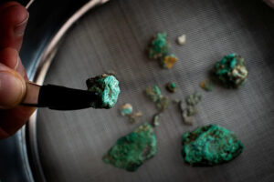 Grüne Steine zur Kupferverarbeitung