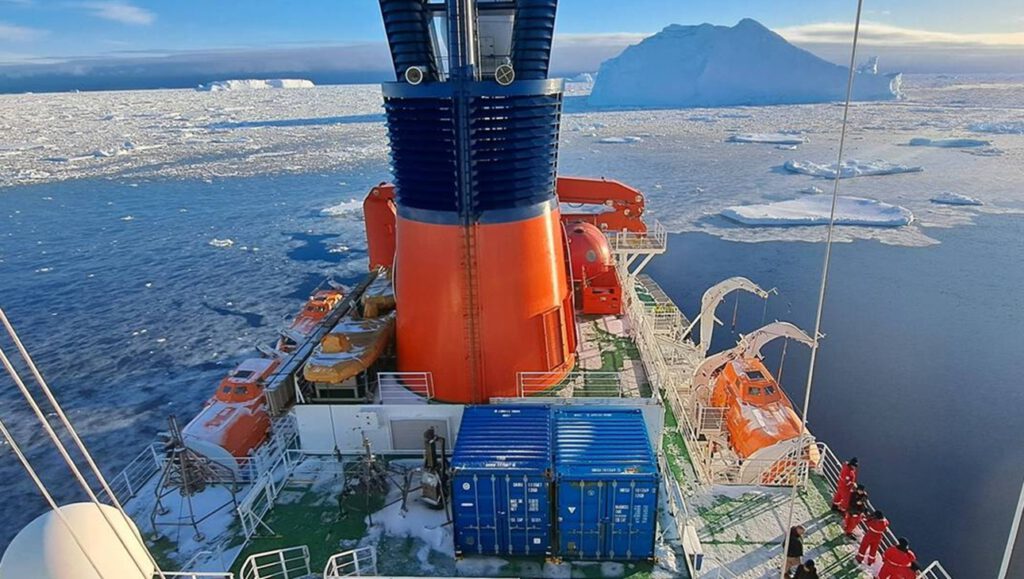 Mit der Polarstern untersuchten Forscher in der Vincennes-Bucht einen riesigen Sedimentkeil, der das Eis der Antarktis einst stabilisierte. © Alfred-Wegener-Institut / Chiara Tobisch, Uni Kiel